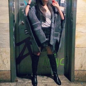 BNWOT REVERSIBLE BLACK & GRAY ABSTRACT KNIT PONCHO SHAWL SCARF